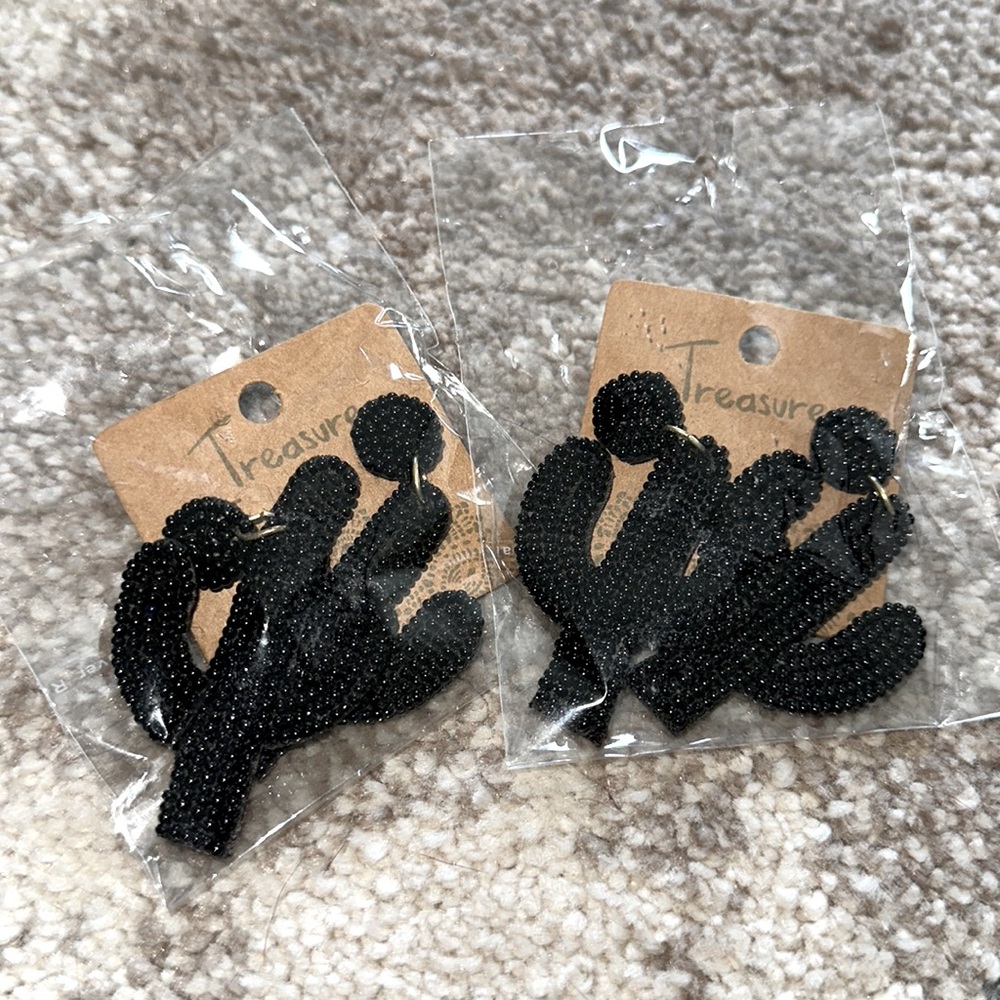Treasure beaded cactus dangle stud earrings black 🌵